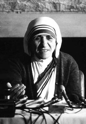Mother Teresa speaking at Bellarmine in 1982 (© Bellarmine University).